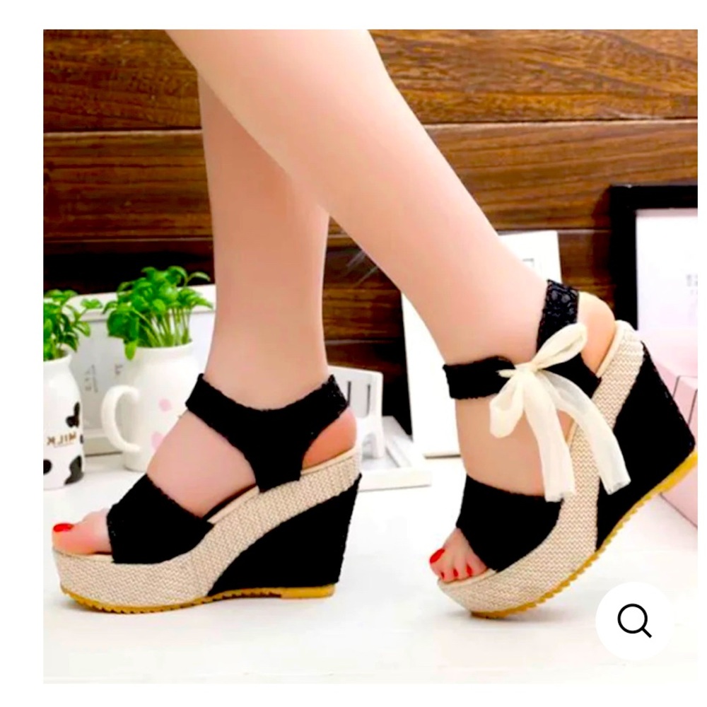 These adorable shoes come in sizes 35-41 and shipped directly to you!